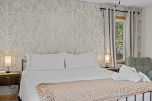 3 bedrooms, iron/ironing board, travel crib, WiFi - Mins to Beach~Hot Tub~Projector~Shuffleboard (Kill Devil Hills)