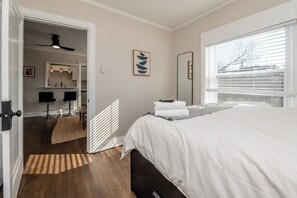 Iron/ironing board, free WiFi, bed sheets - Your Extended Stay Haven in Kansas City (Kansas City)