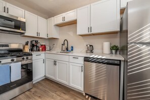 Kjøleskap, mikrobølgeovn, ovn og kokeplater