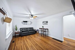 Televisión, chimenea y oficina