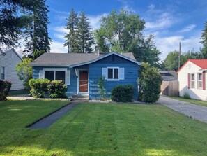 A single-story house with a front porch, a mailbox, and a well-maintained lawn. - Cozy 2BR near Lake Coeur d'Alene w/ updated kitchen & deck (Coeur d'Alene)