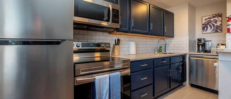 Refrigerador, microondas, horno y parrilla de estufa