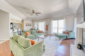 Télévision, cheminée, espaces bureaux