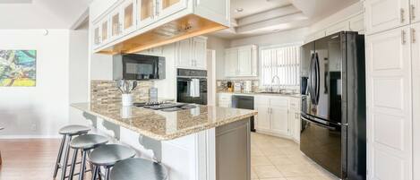 Kjøleskap, mikrobølgeovn, ovn og kokeplater