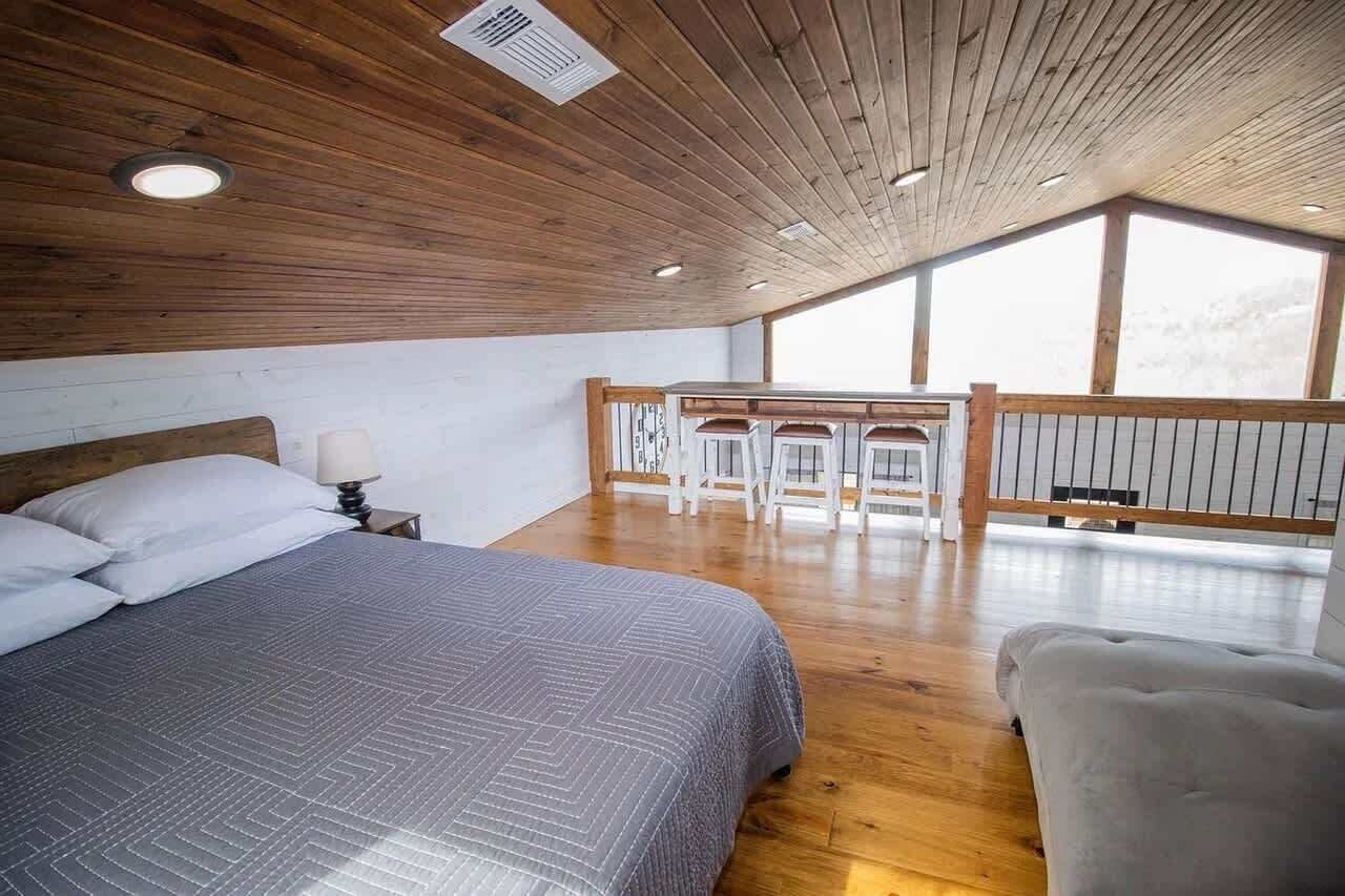 4 bedrooms, desk, iron/ironing board, WiFi
