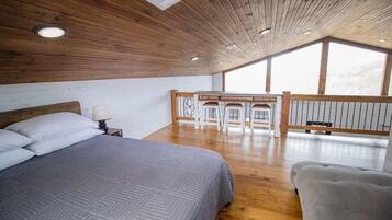 4 bedrooms, desk, iron/ironing board, WiFi