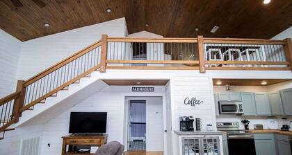 Ozark Escape - Hot Tub, Mountain Views, Near River