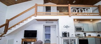 Ozark Escape - Hot Tub, Mountain Views, Near River