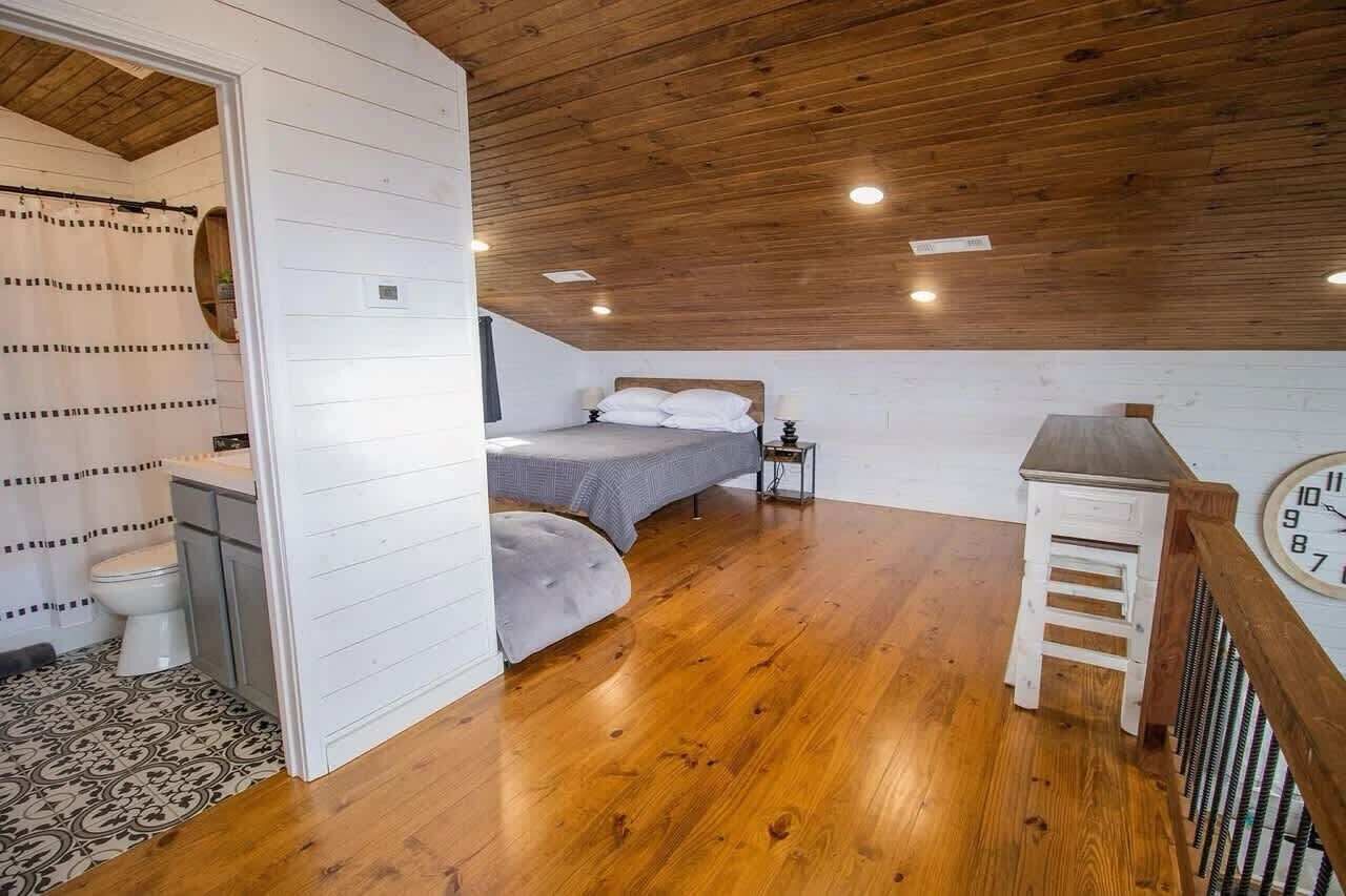 4 slaapkamers, een bureau, een strijkplank/strijkijzer, wifi