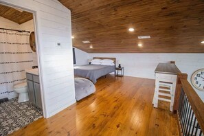 4 bedrooms, desk, iron/ironing board, WiFi