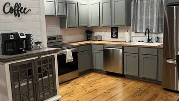 Een koelkast, een magnetron, een oven, een kookplaat