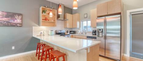 Frigorifero, microonde, forno, piano cottura