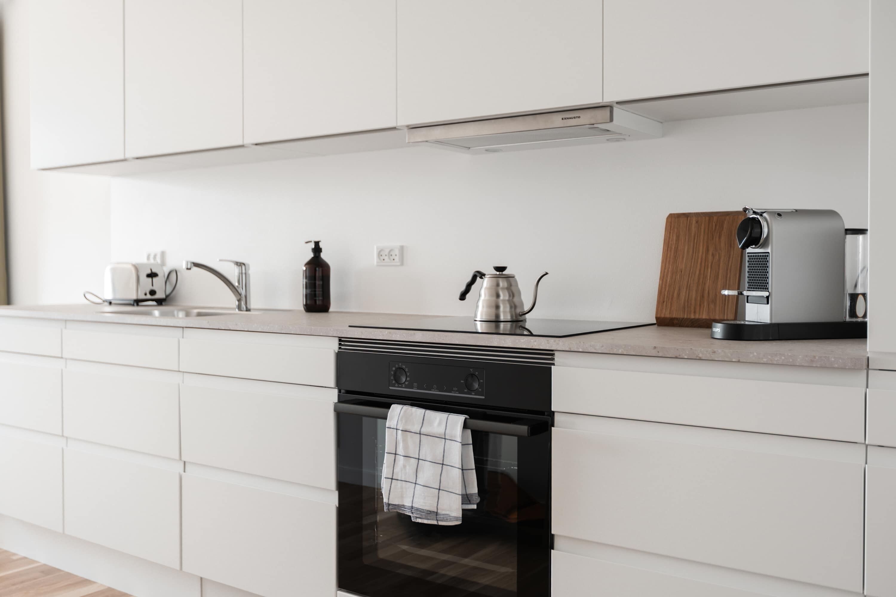 Jääkaappi, uuni, liesi, astianpesukone