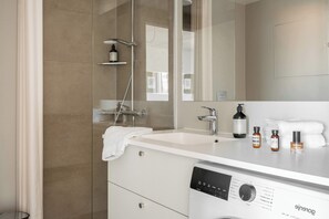 Dusche, Haartrockner, Handtücher