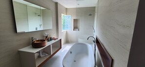 シャワー、ヘアドライヤー、タオル、石鹸