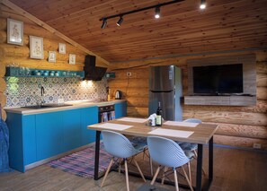 Fridge, oven, stovetop, electric kettle - Cozy 2-Bedroom Chalet in Beautiful Countryside in Kolasin (Blatina)