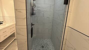 Suihku, hiustenkuivaaja, pyyhkeet, saippua