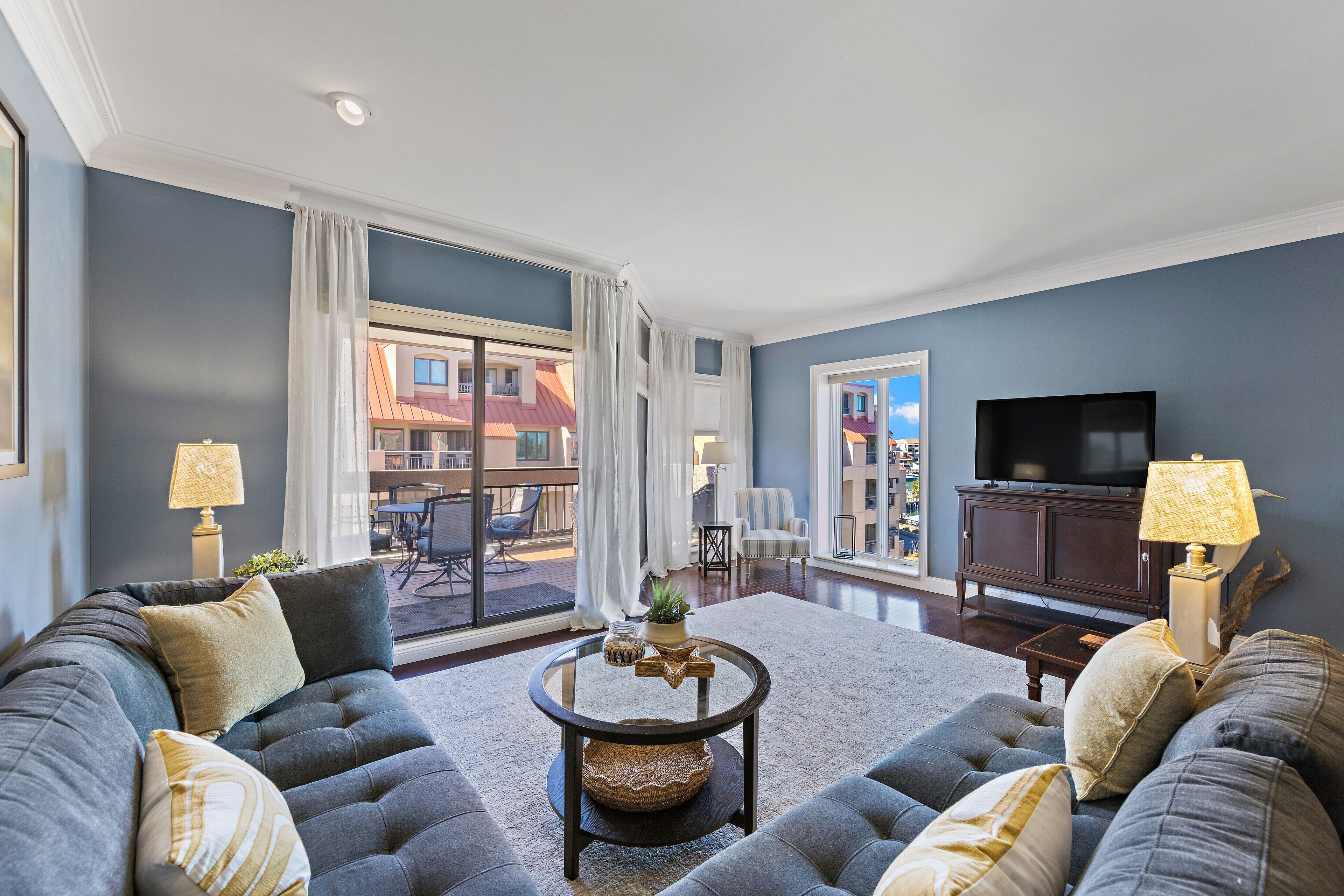 Smart-TV, Bücher, Arbeitsbereiche