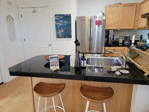 Fridge, oven, stovetop, dishwasher - Spacious and peaceful  1-bedroom condo in charming Boulder with WiFi,  AC (Boulder)
