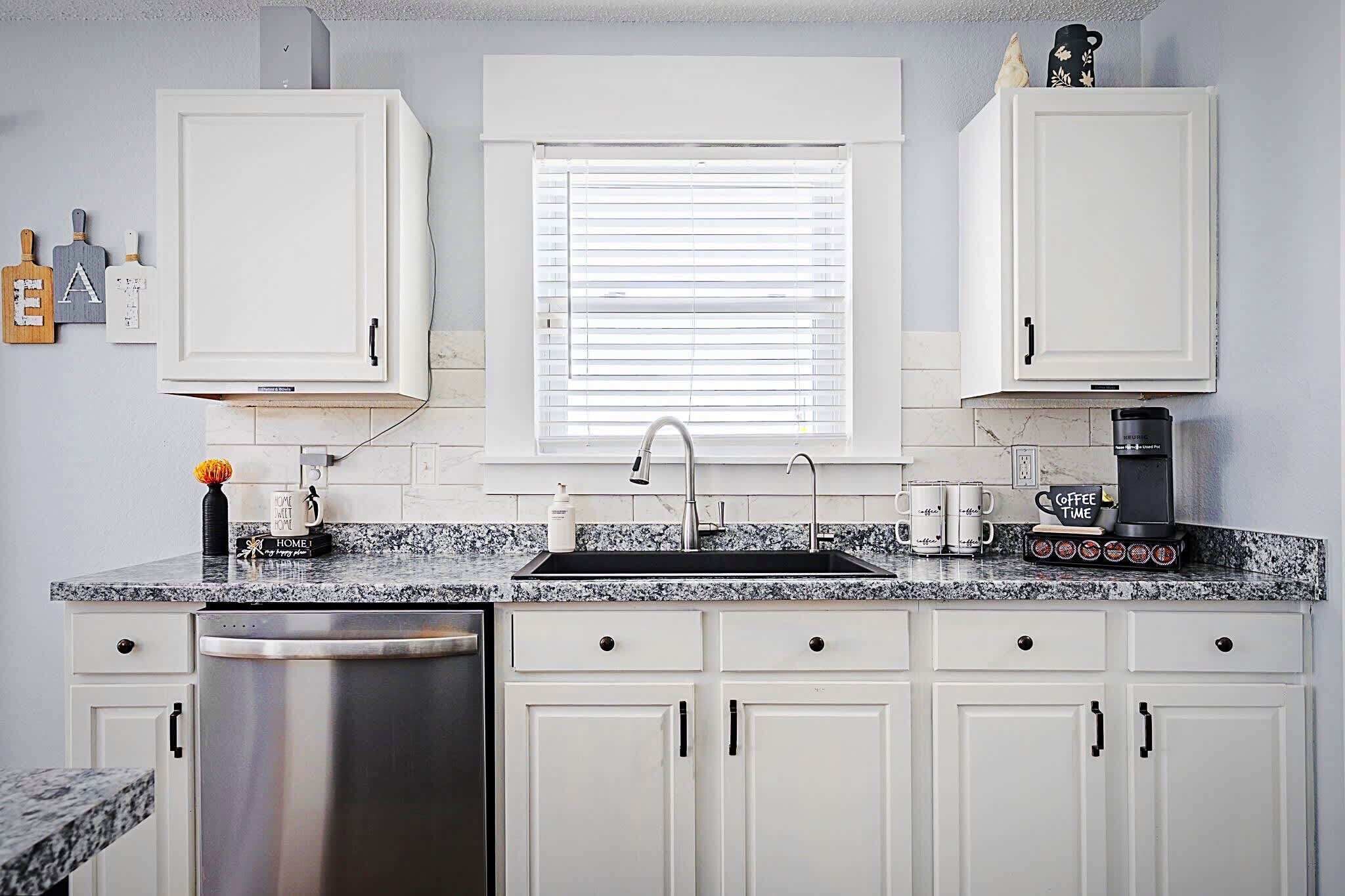 Een koelkast, een microgolfoven, een kookplaat, een vaatwasser