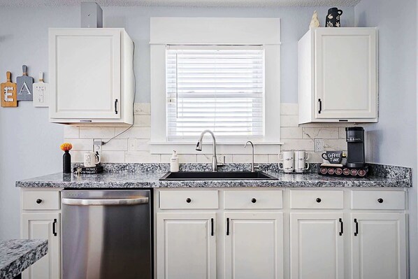 Geladeira, micro-ondas, cooktop, lava-louças