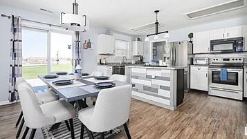 Fridge, microwave, stovetop, dishwasher