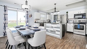 Geladeira, micro-ondas, cooktop, lava-louças