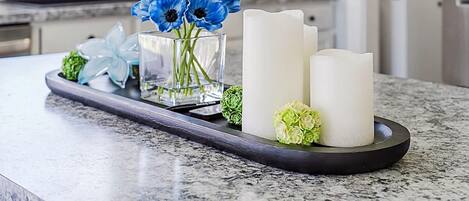 Kühlschrank, Mikrowelle, Herdplatte, Geschirrspüler