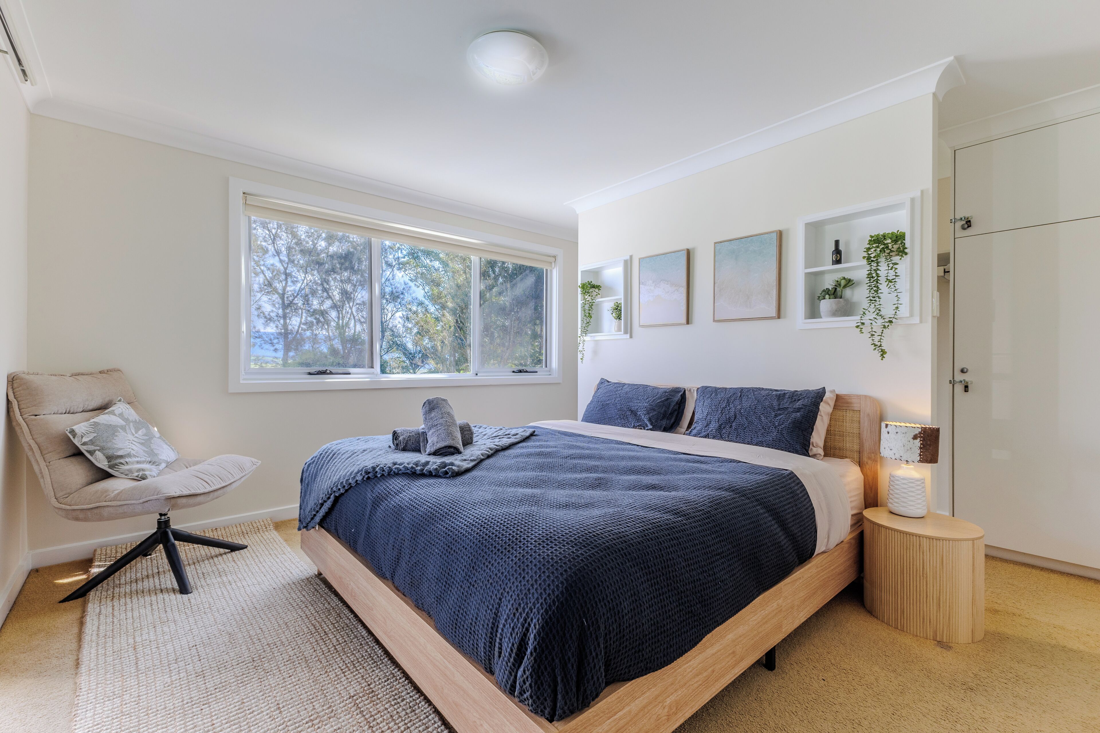 5 bedrooms, desk, iron/ironing board, travel cot