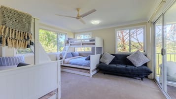 5 slaapkamers, een bureau, een strijkplank/strijkijzer, reisbedje