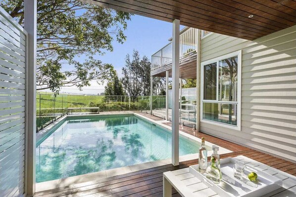 Utendørsbasseng og et oppvarmet basseng