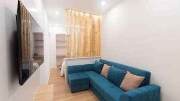 Deluxe Studio Suite | Ruang tamu | 43 inci sebuah televisyen pintar dengan kabel