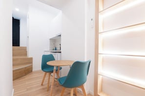 Deluxe Studio Suite | In-room dining