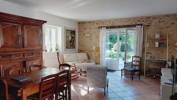 Televisie, een open haard en een dvd-speler