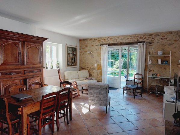 Télévision, cheminée, lecteur de DVD