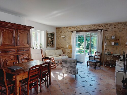 Grande maison dans un village en bordure de forêt