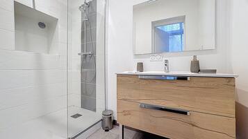 Douche, sĂšche-cheveux, serviettes fournies, savon