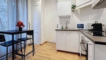 Réfrigérateur, micro-ondes, four, plaque de cuisson