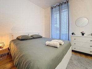 1 bedroom, bed sheets