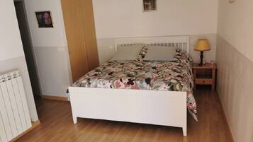 1 dormitorio, tabla de planchar con plancha, wifi y ropa de cama