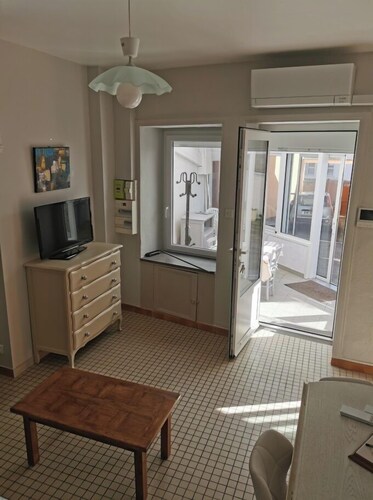 Apartment with parking 5 minutes from the Zenith. Pets allowed.