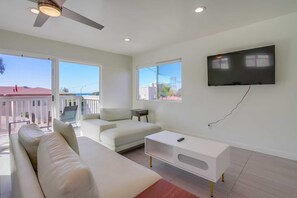 TV, offices - Ocean views, steps to beach, AC downstairs, family (San Diego)