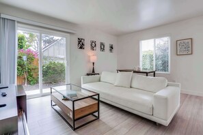 TV, offices - Ocean views, steps to beach, AC downstairs, family (San Diego)