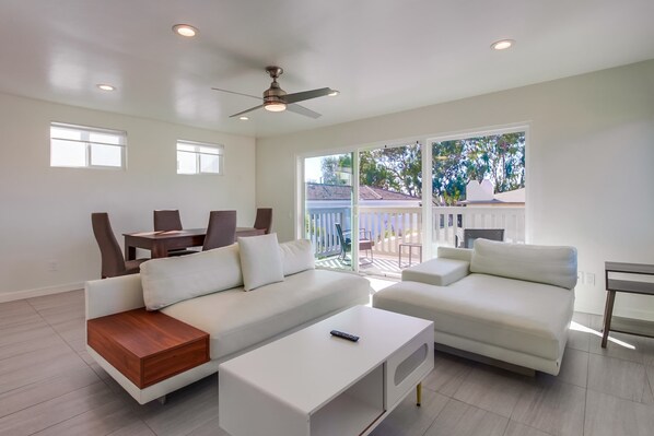 TV, offices - Ocean views, steps to beach, AC downstairs, family (San Diego)