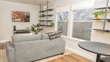 TV, ๋ฒฝ๋๋ก, ์ฑ
, ์ฌ๋ฌด์ค