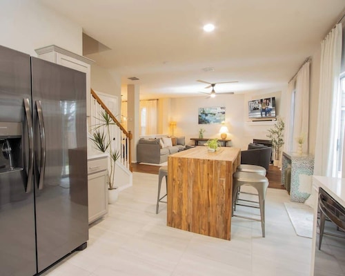 San Antonio Retreat Family Home. 4/2.5 w/Yard