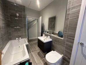 Casa | Baño | Ducha y bañera combinadas, bañera profunda, secador de pelo y toallas
