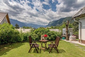 Outdoor dining - Family retreat in Bohinj - Stara Fužina- 85m2 (Stara Fužina)