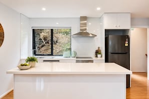 Geladeira, micro-ondas, fogão, cooktop