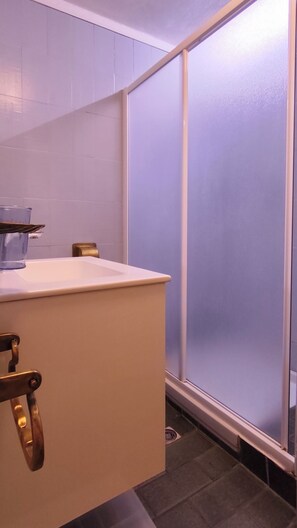 Suihku, hiustenkuivaaja, bidee, pyyhkeet